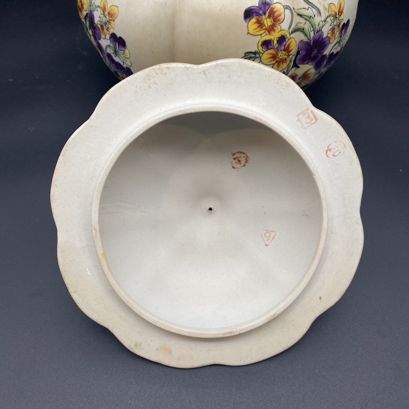 Cauldron Chinese Lid Vase Hand Painted 9-1/2″ Tall 5-1/2″ Base 5-5/16″ Opening