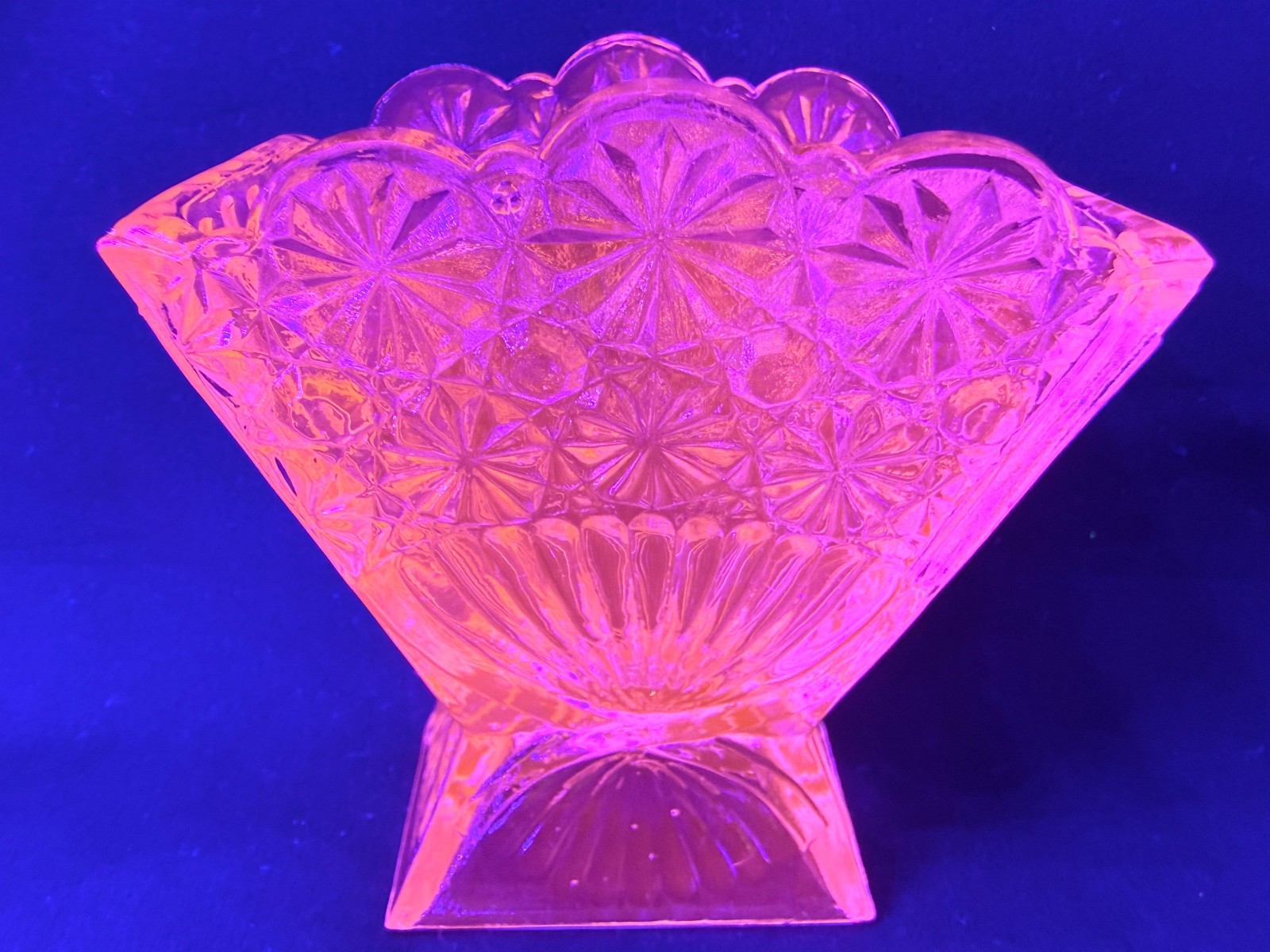 Green Vaseline glass Daisy & button pattern flower fan bud vase uranium selenium