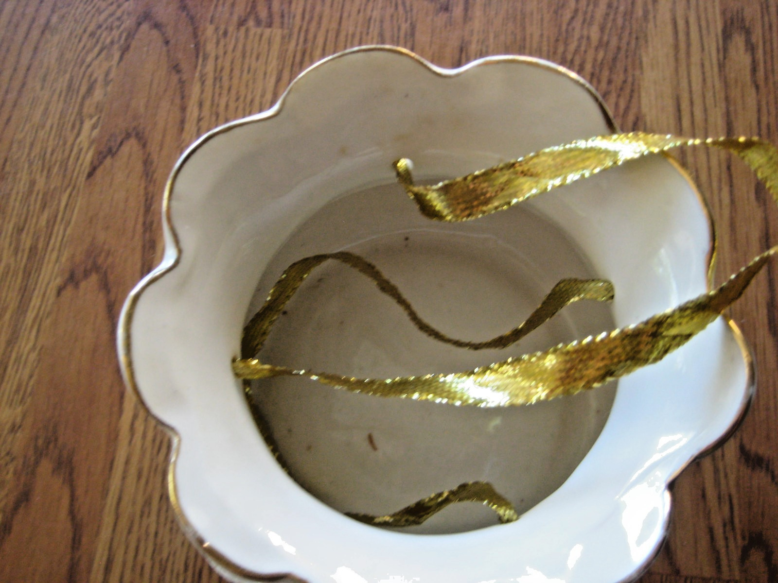 Vtg White Porcelain HangingFlower Basket/Planter Scalloped Edge Gold Rope Detail