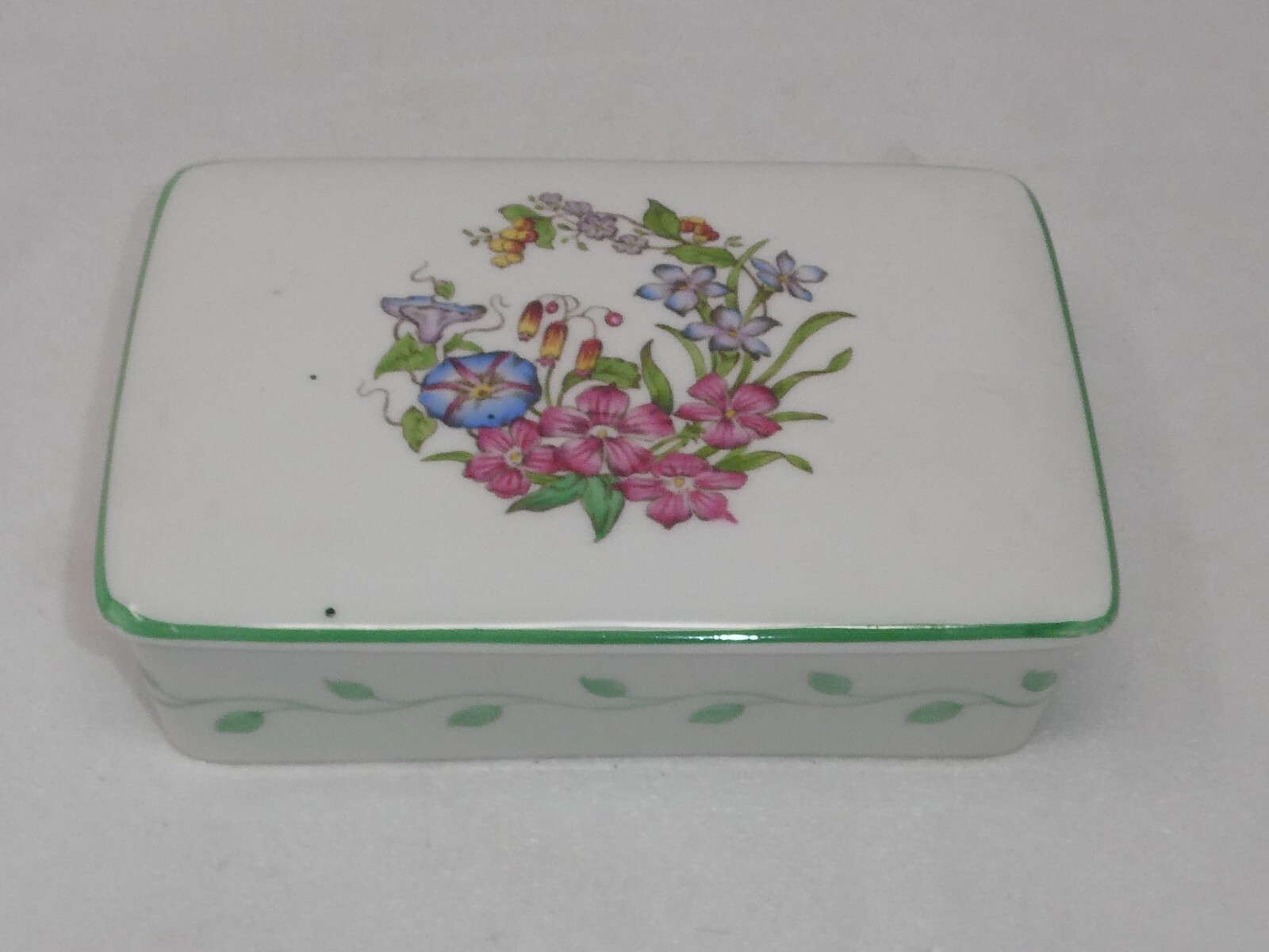 VINTAGE WEDGWOOD WILD FLOWERS BONE CHINA ENGLAND LIDDED BOX DISH