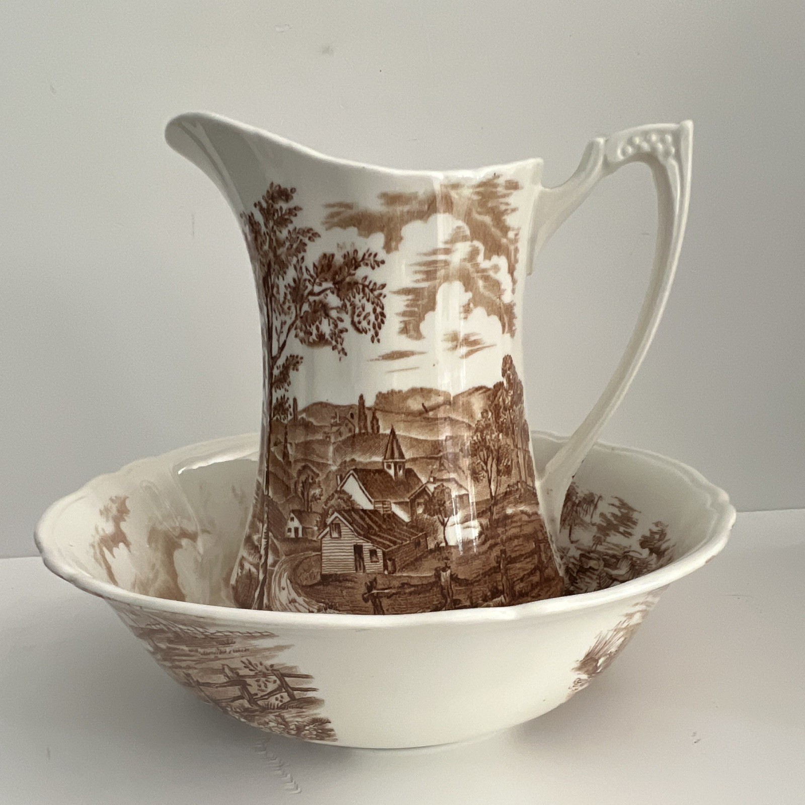 Alfred Meakin Staffordshire England Wash Basin and Pitcher Set In Brown