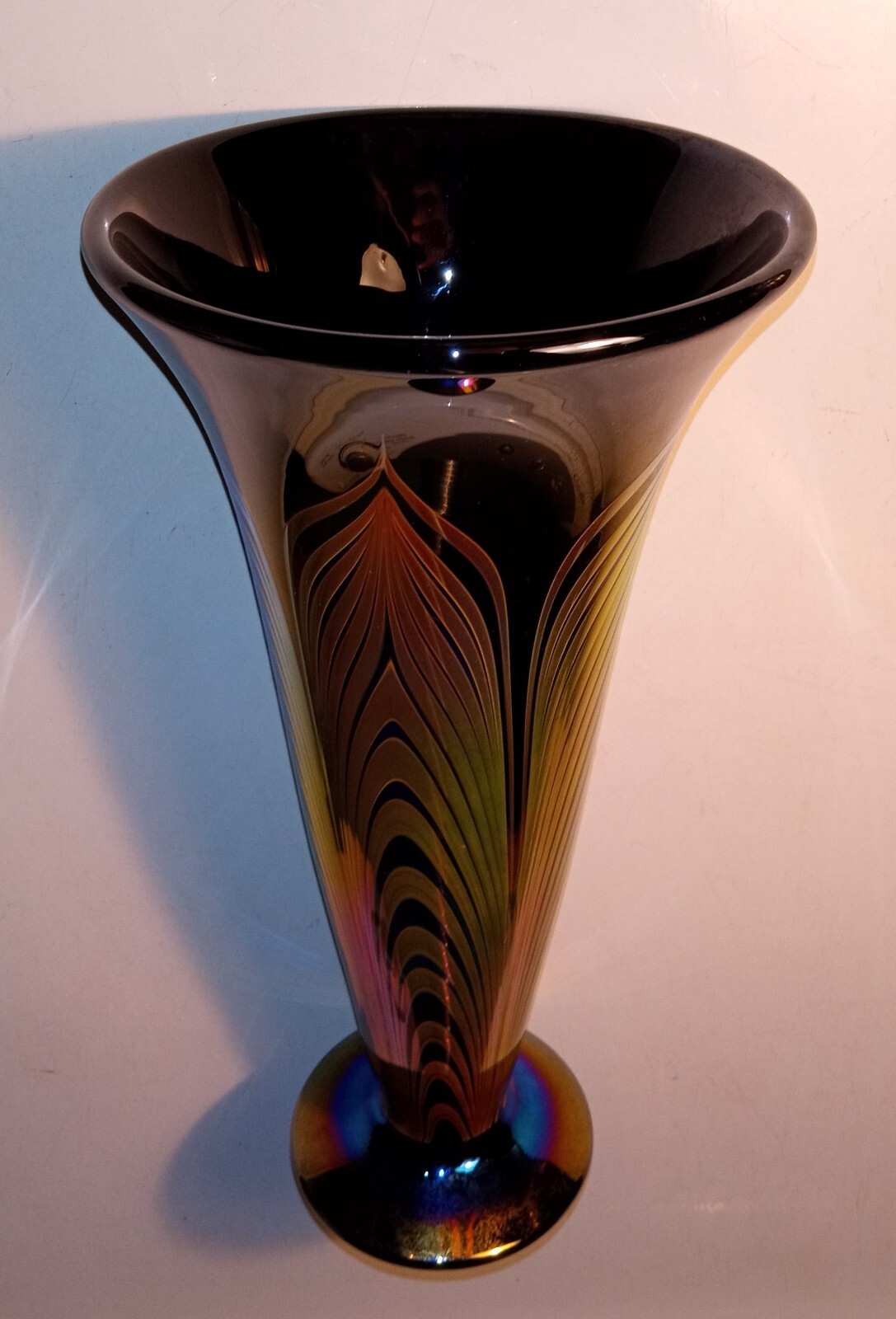 Signed 2006 Stuart Abelman V302MG-C Iridescent Feather Art Glass Vase 10-3/4″
