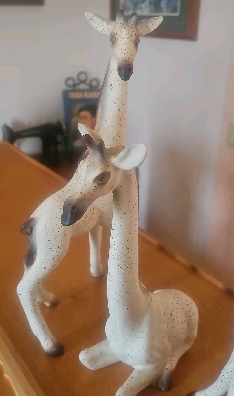 Will George California Pottery Reclining & Standing Giraffes Figurine Speckled