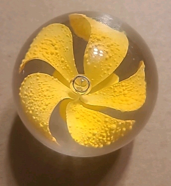 Vintage Glass Daffodil Paper Weight U258/25