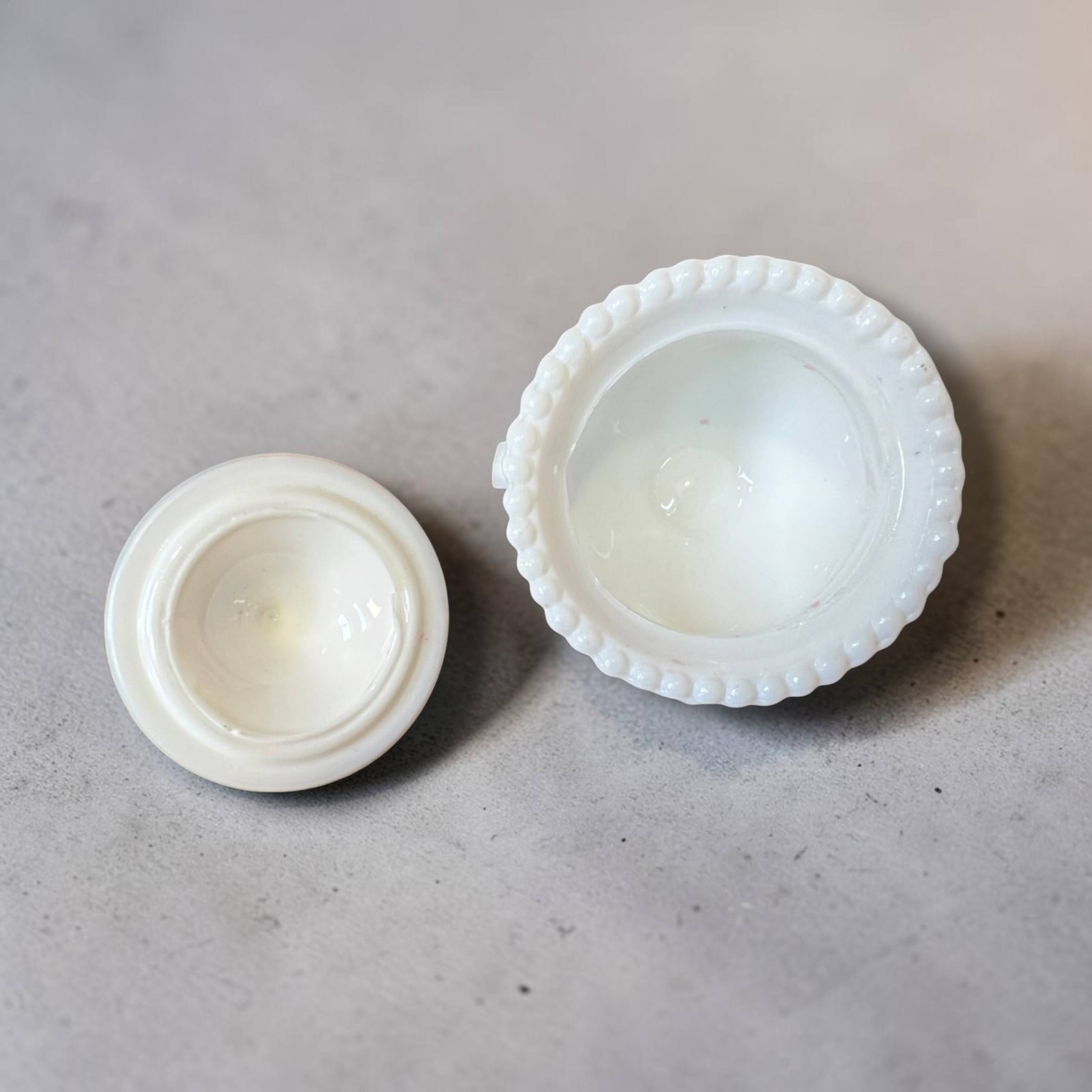 Vintage Milk Glass Gypsy Pot Decorative Lidded Trinket Box Tri-Footed