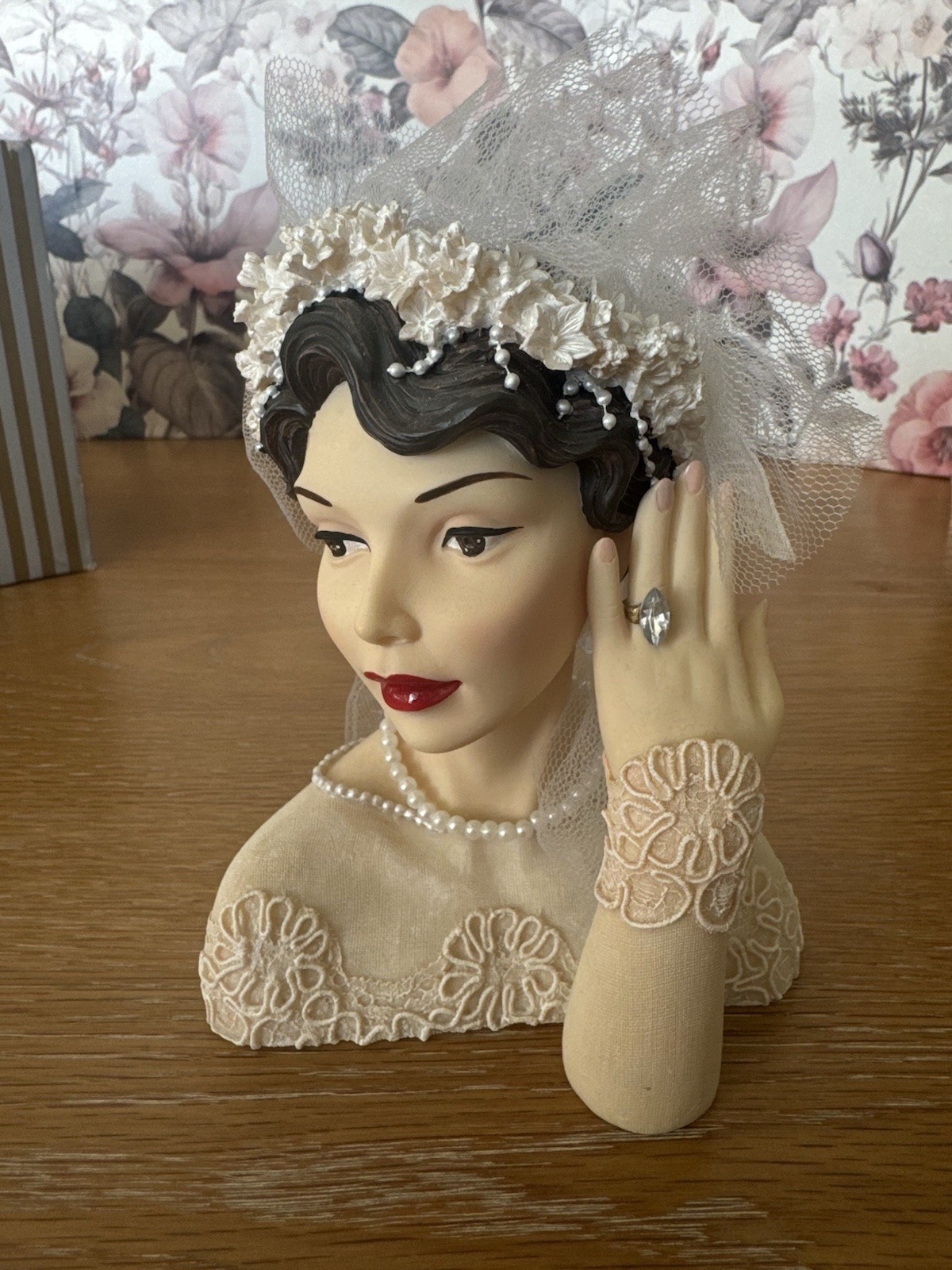 Cameo Girls Deluxe Judith 1936 “I Do” Lady Vase 1424/1500