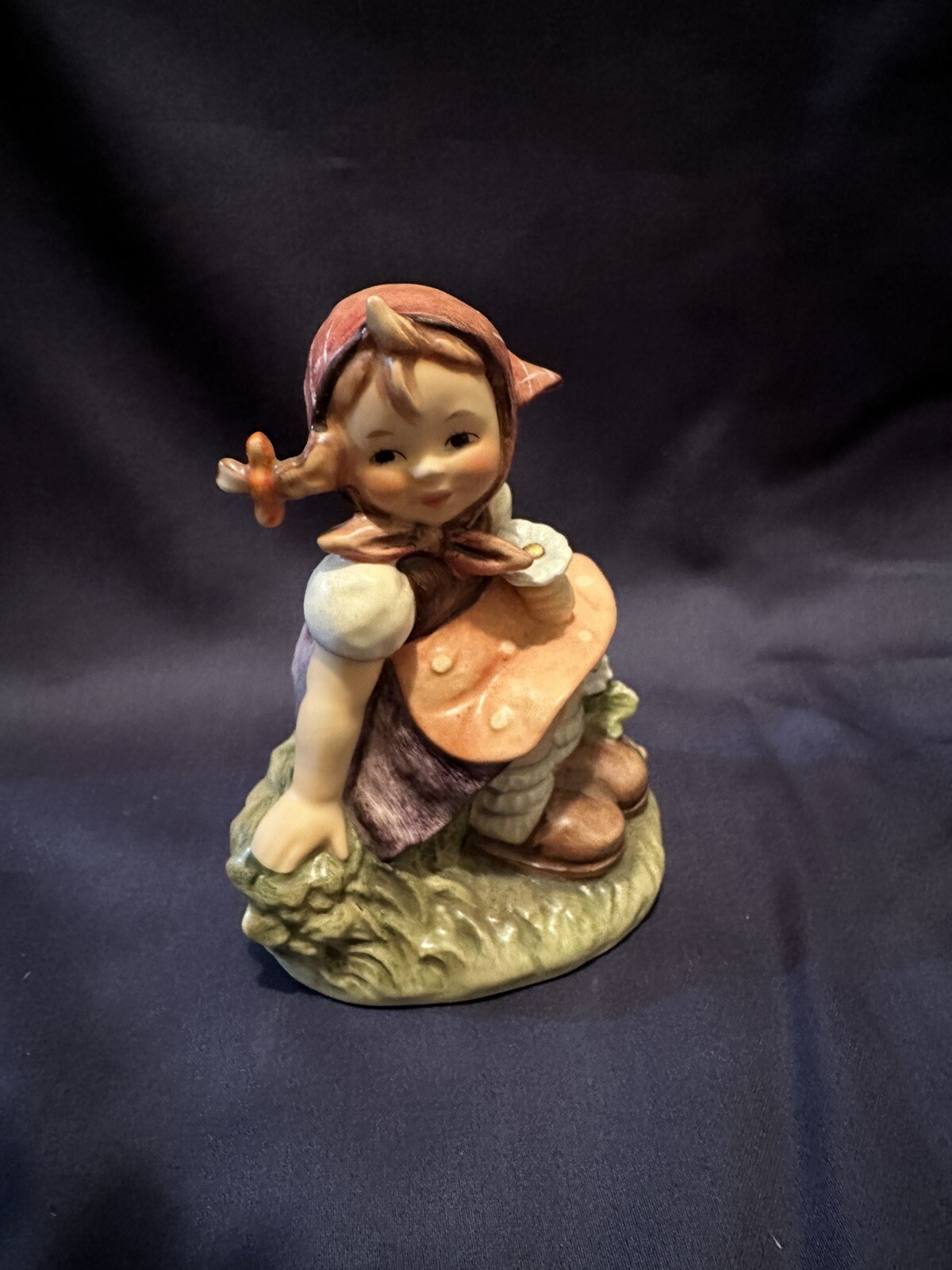 Goebel Hummel Figurine 459- 3 3/4”- In The Meadow-Sommerwiese