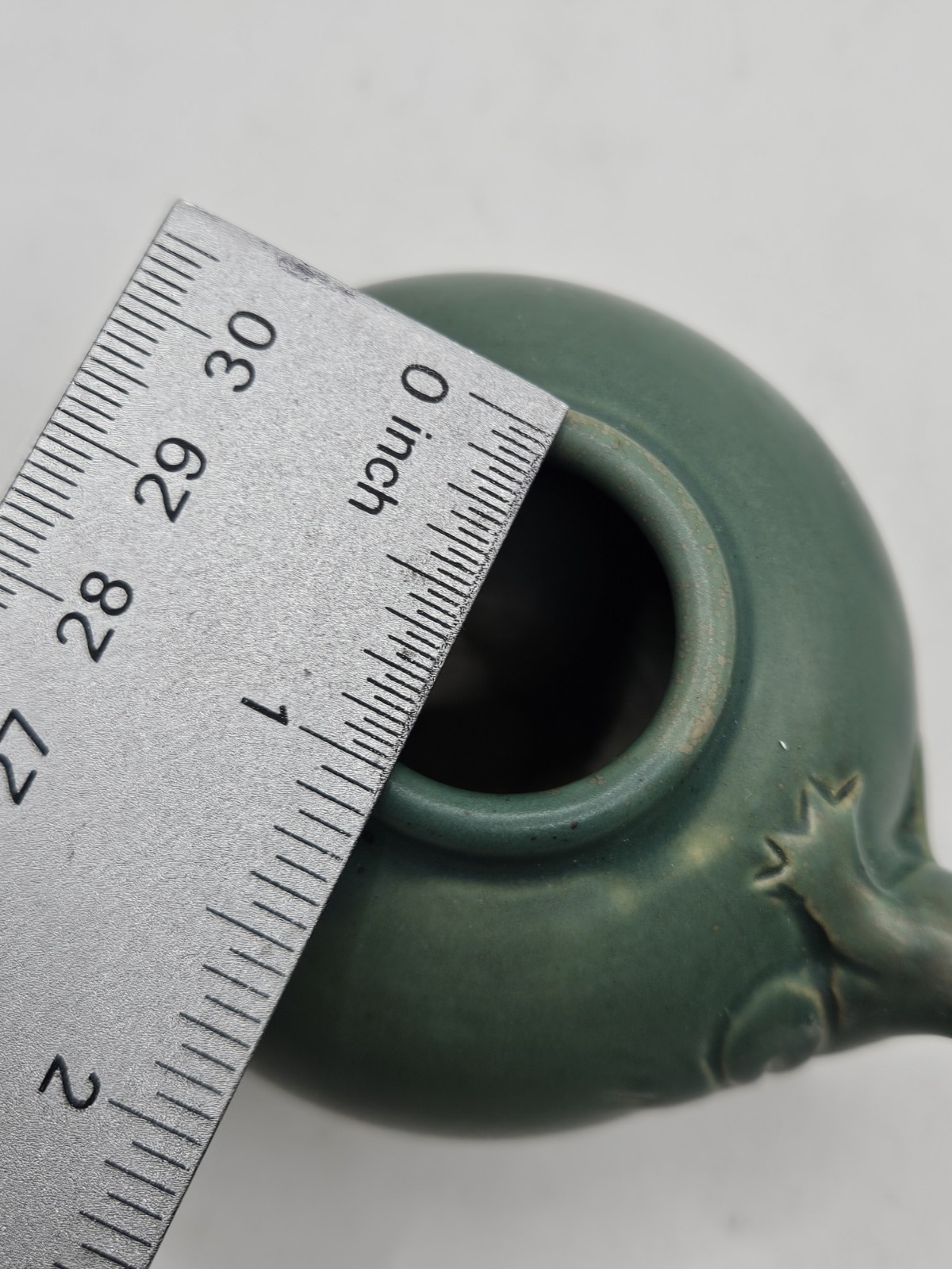 VINTAGE GREEN POTTERY TINY FROG VASE COLLECTIBLE MEMORABILIA