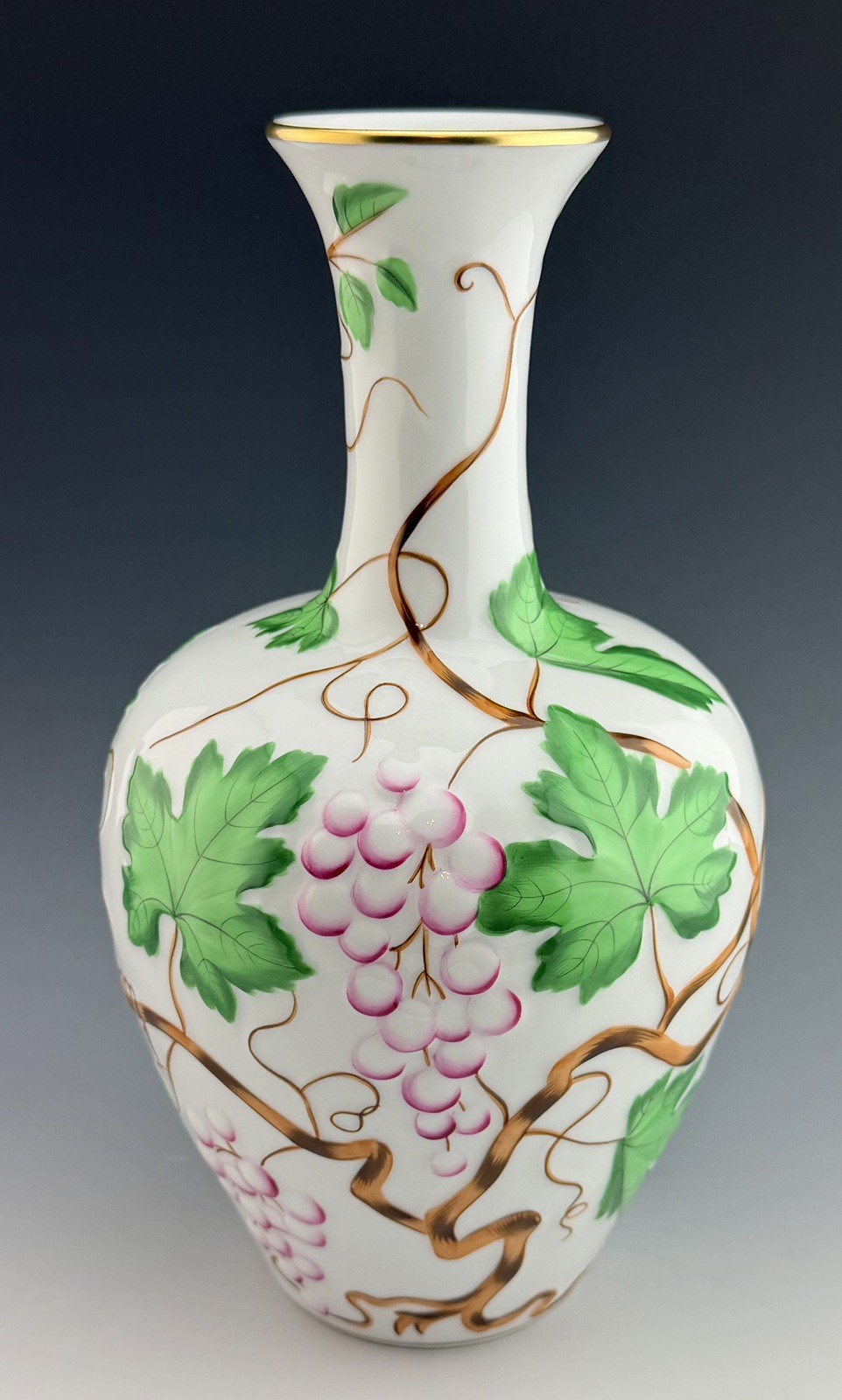 🦋 MINT HEREND 10”x6” Grape Vine Centerpiece Vase