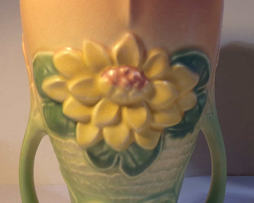 Hull Art Pottery WATER LILY 1940s Vintage Double Handle Vase L-9 8.5″ CHIPPED!
