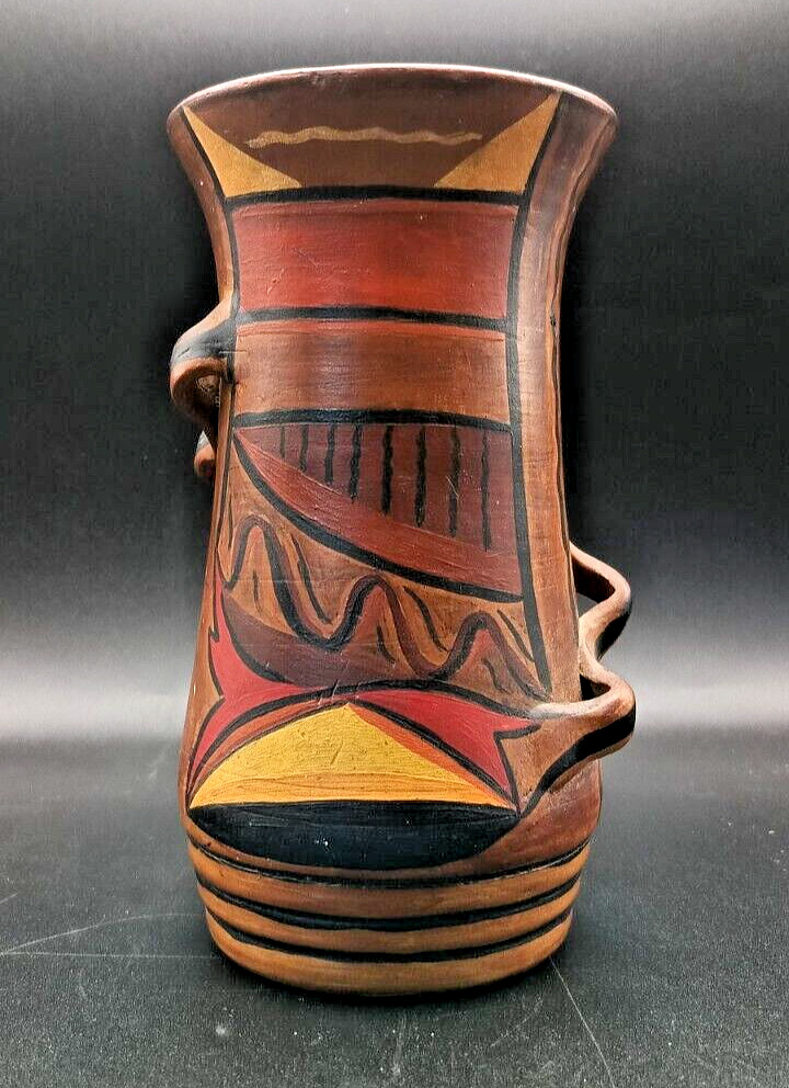 BEAUTIFUL AMERICAN NATIVE EARTHENWARE VASE, IN EARTH TONES, MARKED 1953 v/g