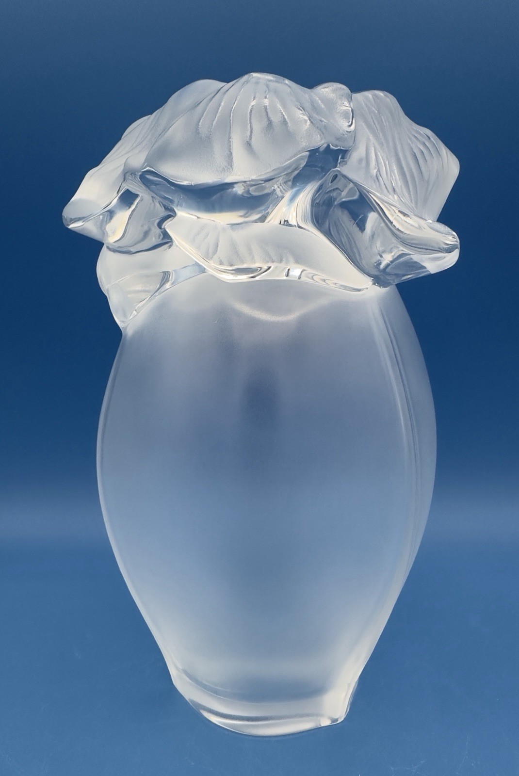 Signed LALIQUE Frosted Crystal 8.5″ SAINT BARTH Vase