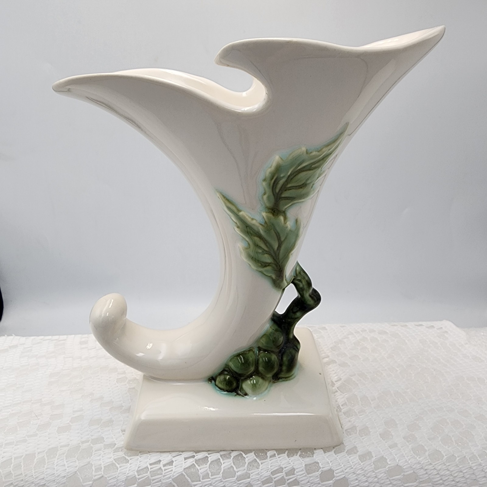 Beautiful Tokay USA Grapevine Cornucopia Vase 6.5 In High Vintage