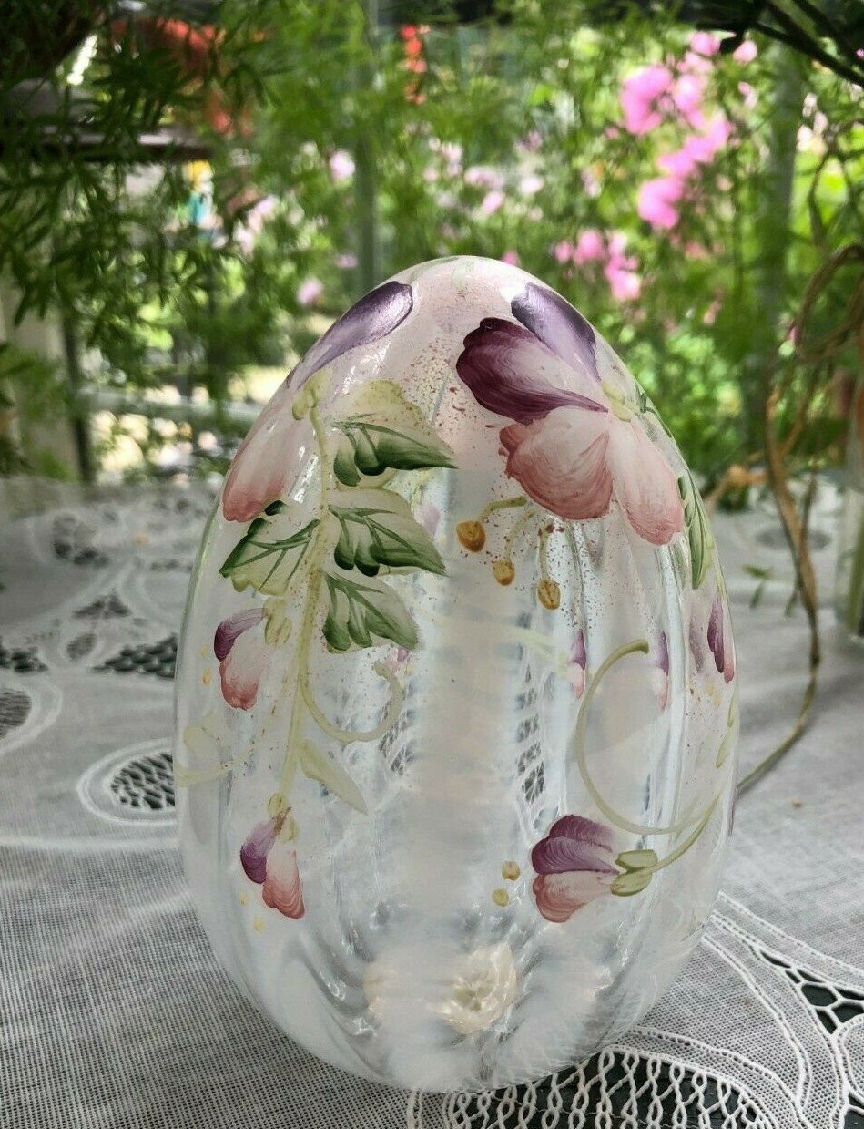 FENTON HANDCRAFTED GLASS – LTD 771/3000 5.25″ EGG FRENCH OPALESCENT