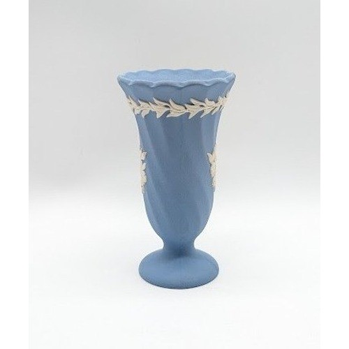 Vtg Wedgwood Jasperware Bud Vase 4″ Raised Floral Fluted Dated Scallop Signed