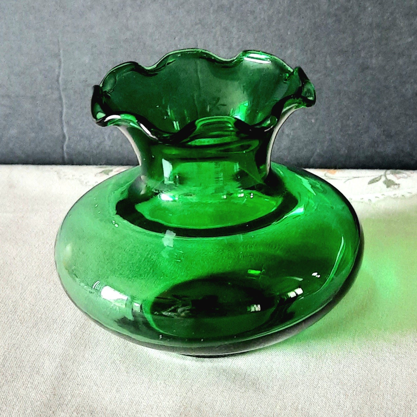 Green Glass Decorative Vase Ruffled Pattern Approx 4″ x 5″ Glossy Finish