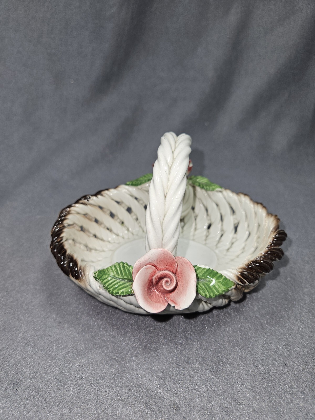 BEAUTIFUL CAPODIMONTE LATTICE BASKET WITH PINK ROSES 4.75X6 INCHES MADE IN ITALY