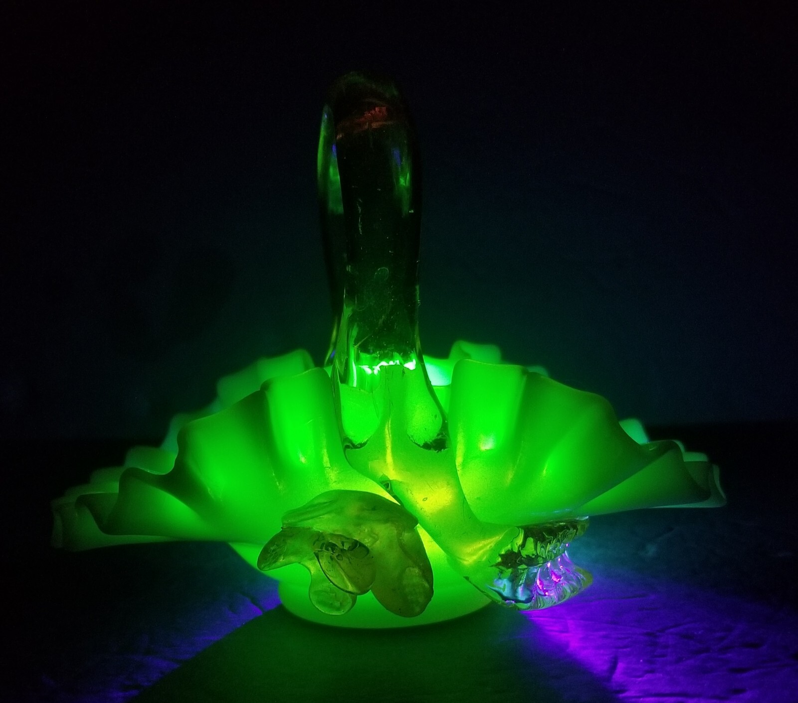 💚 URANIUM GLASS – White Ivory – Amber Handled – Pink Flower – Ruffled Basket