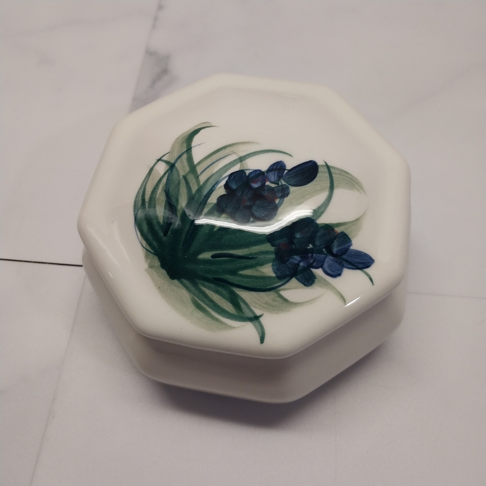 Gail Pittman handmade pottery Octogon box with lid ’96 – 44