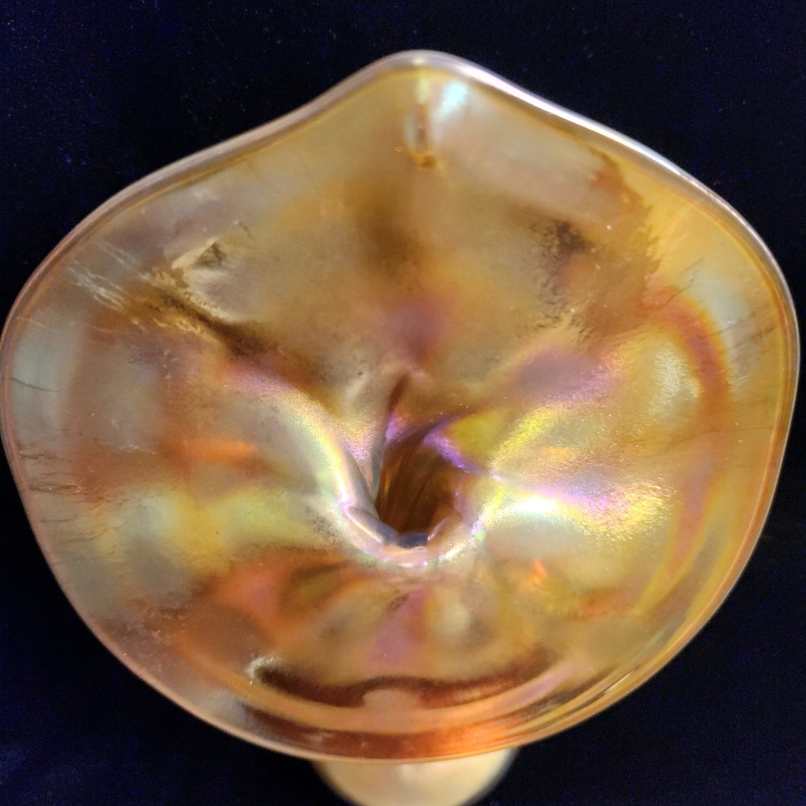 Rare VTG Gold Iridescent Jack-in -the-Pulpit Hand-blown Art Glass Vase. 9″× 6″