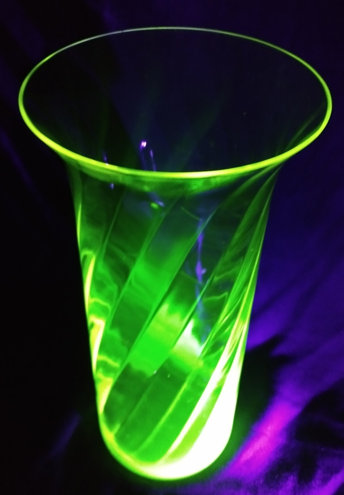 Vaseline Glass Vase Glows Under BlackLight Optic Spiral Blown Glass 9.25″ READ