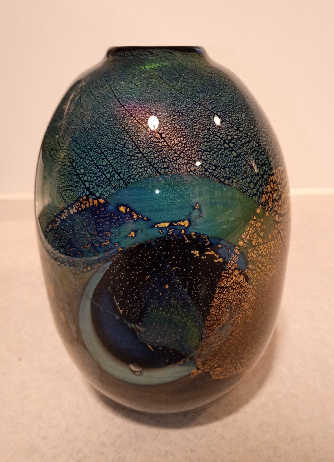 Vintage 1979 Signed Robert Eickholt Glittery 6.25″ Gold Leaf Art Glass Vase