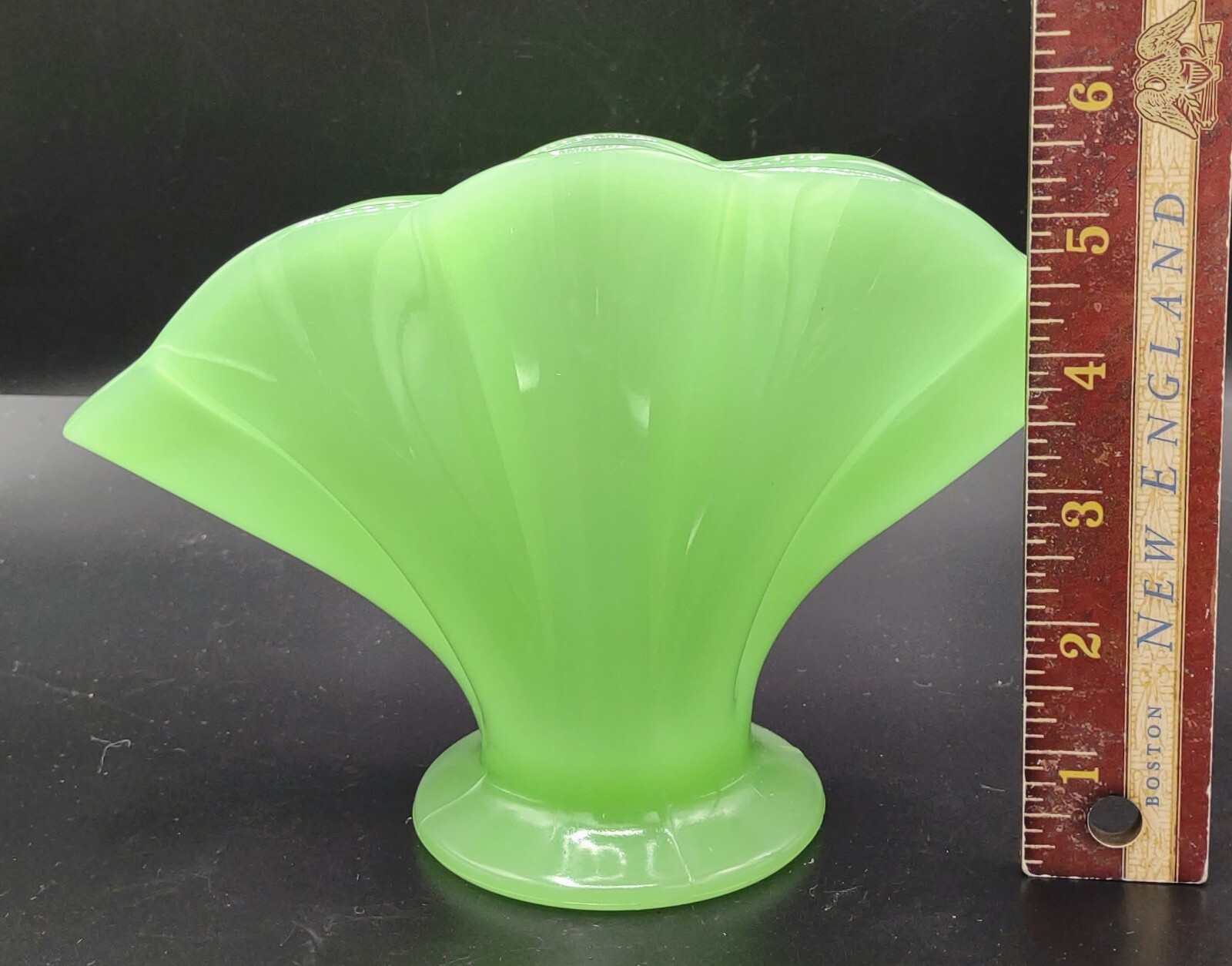 Vtg MCM Jade Jadeite Glass Fan Vase Scallop Clam Shell 5.5″ H