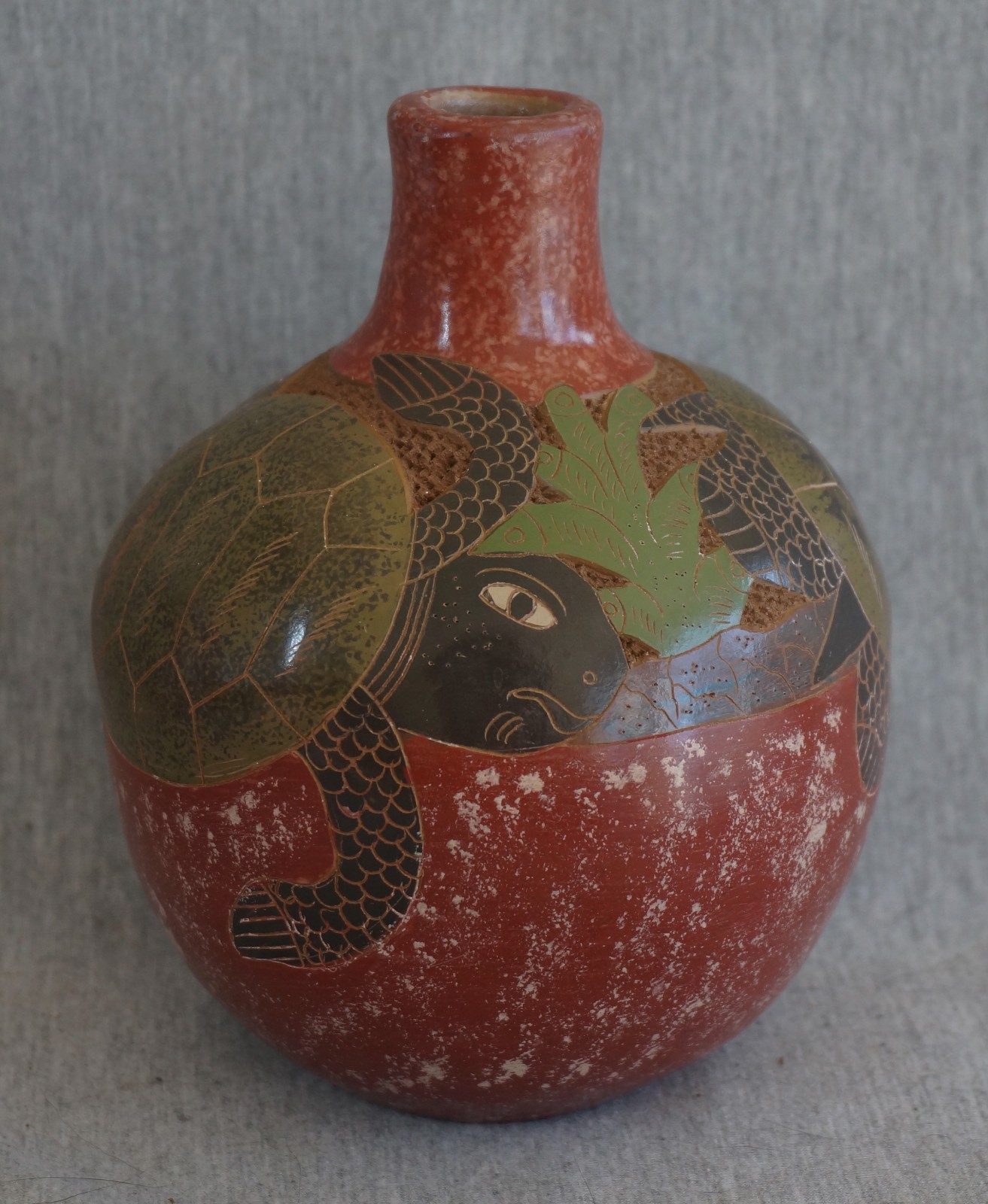 ROGER CALERO Nicaragua Art Pottery SEA TURTLES VASE Sgraffito Etched – 5 3/4 in.