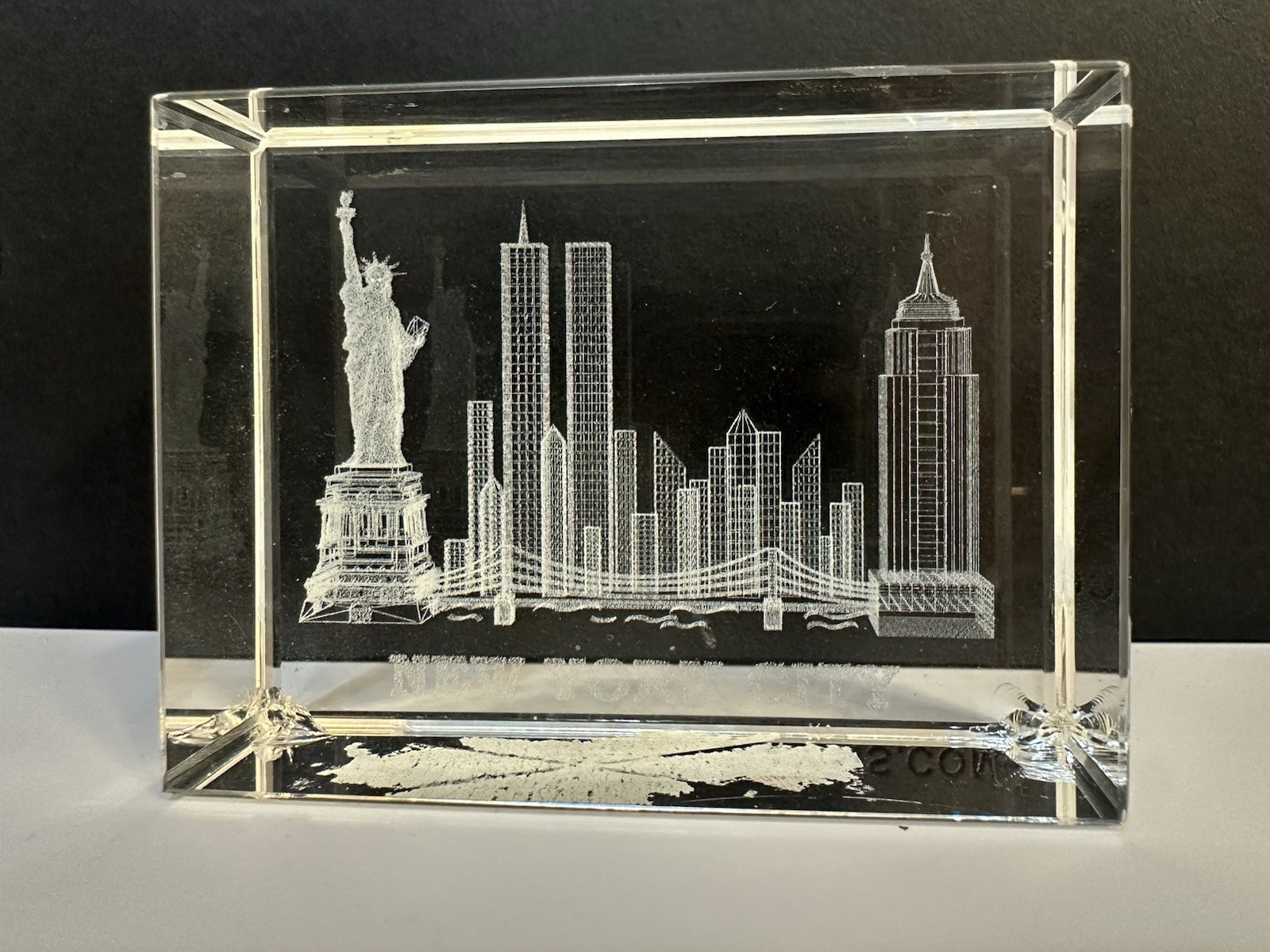 Beautiful Glass Paperweight – New York Skyline, Pre-9/11 – VGC – GREAT PIECE