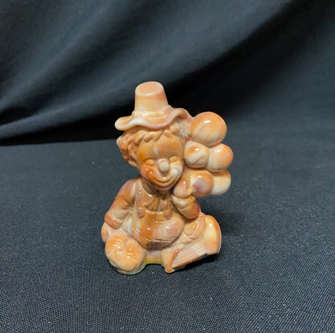 MOSSER GLASS – Circus Clown with Balloons 3.50″ – Brown & White Slag