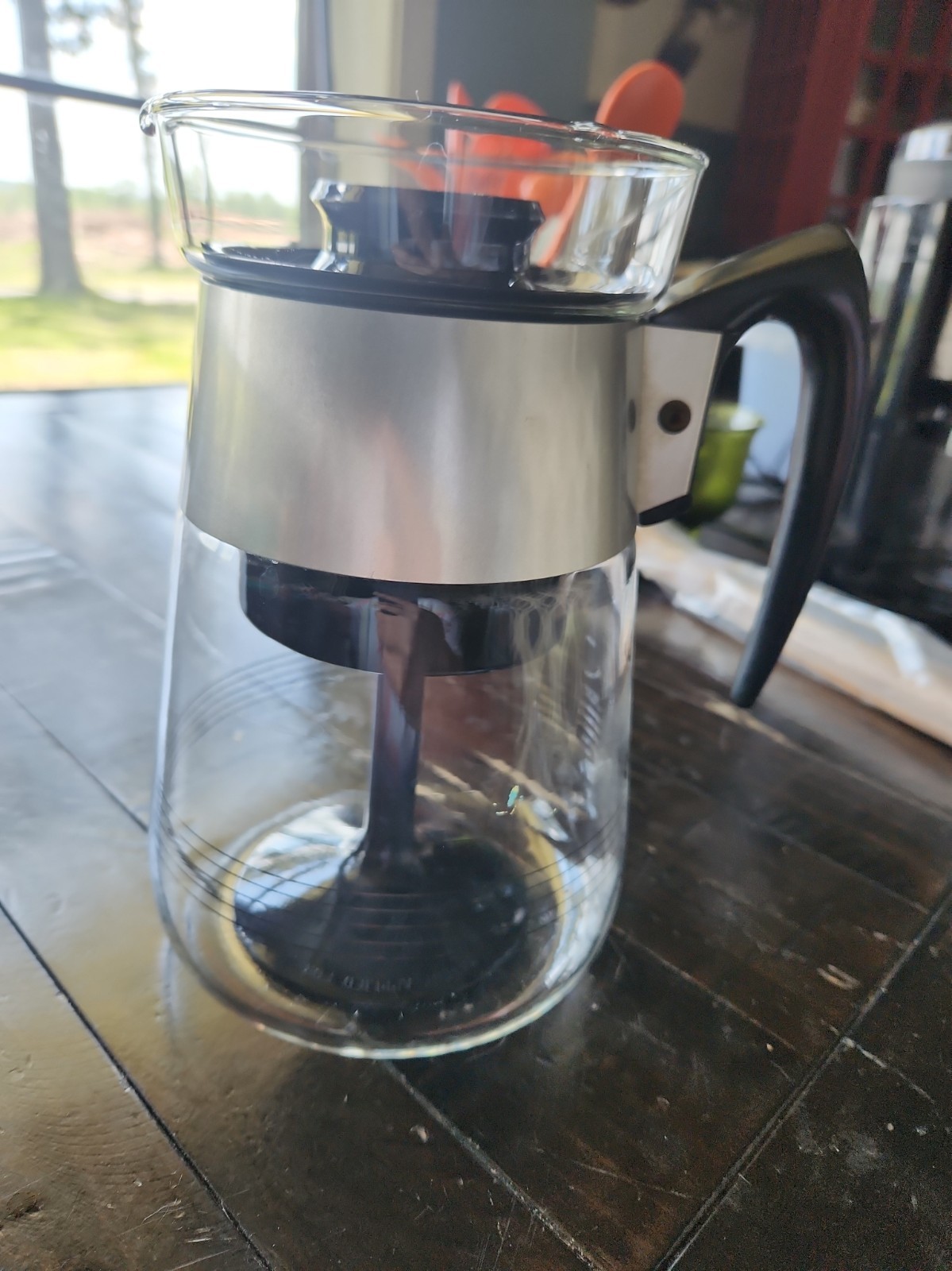 VINTAGE CLEAR GLASS COFFEE POT WITH PLASTIC BASKET IN INTERIOR