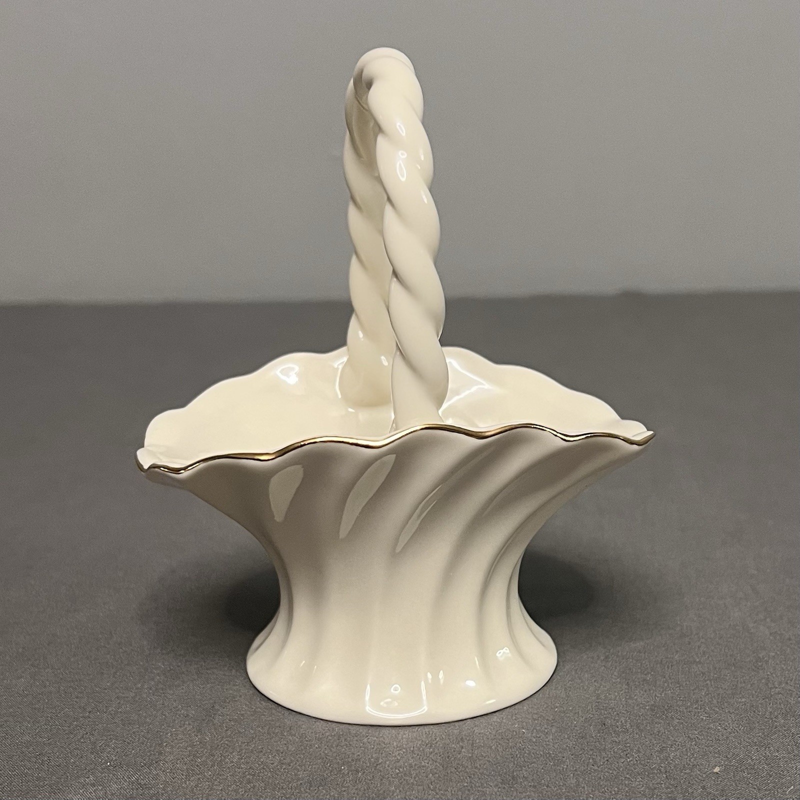Lenox Spiral Basket Cream W/ Gold Trim & Twisted Handle 4.5×3.25×5” Scalloped