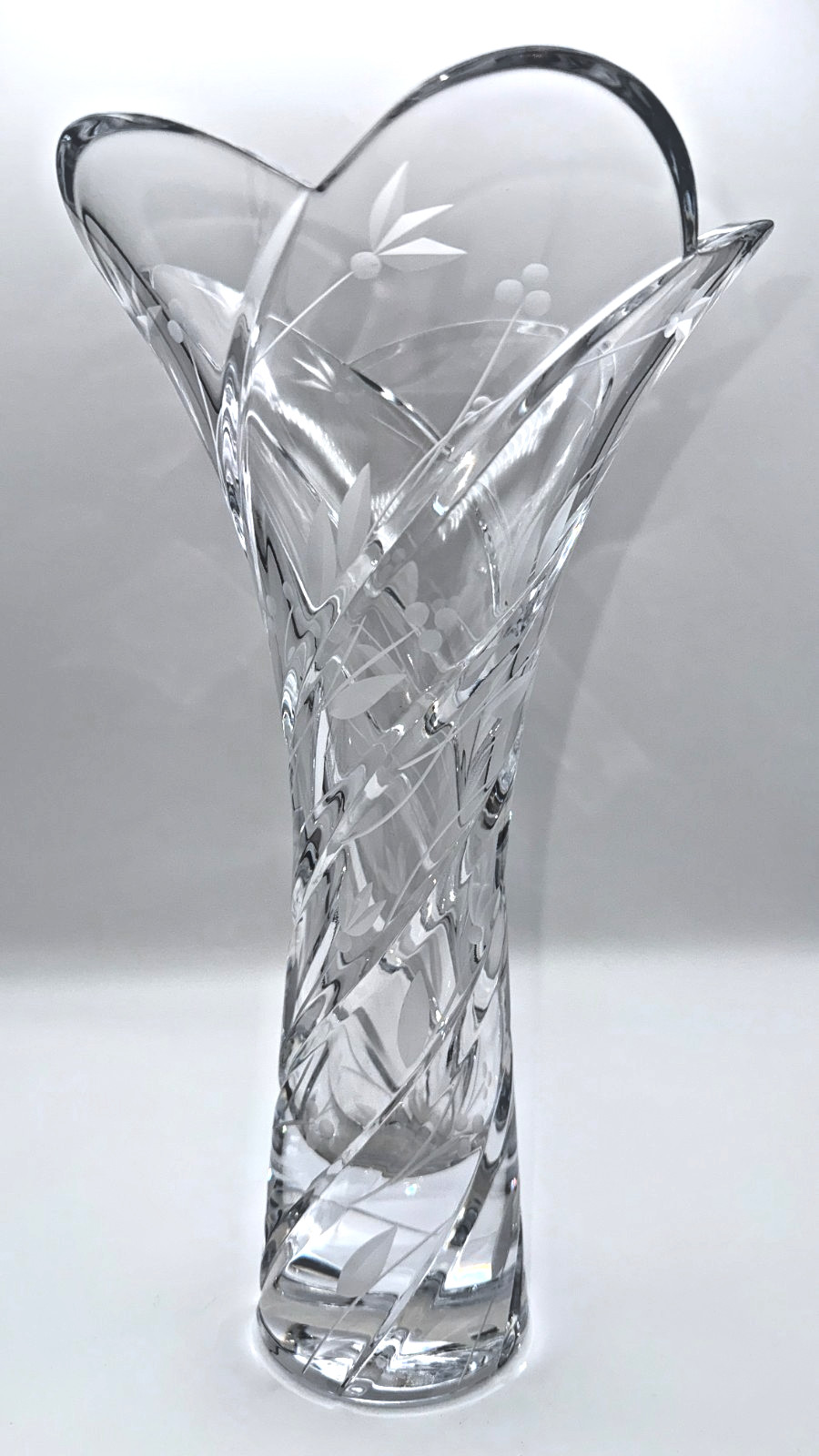 Mikasa PARK PLACE Trumpet Crystal VASE 11″ Engraved Floral Petal Top Flared Vtg