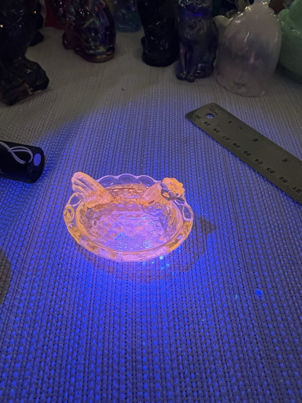 Vintage Westmoreland / Rosso Light Green Glass hen on nest Glows Under UV Light