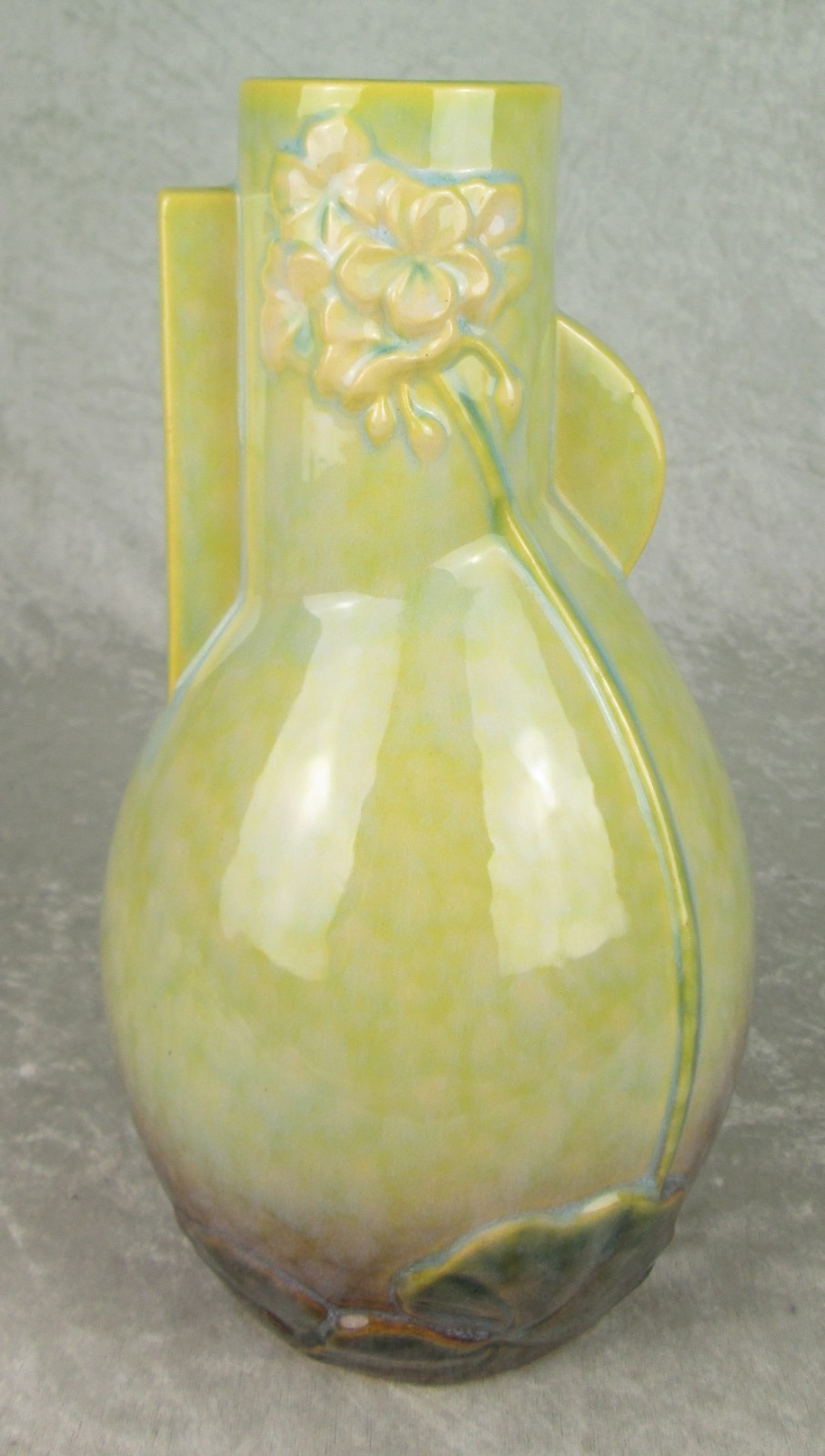 Roseville Pottery Wincraft Green Chartreuse Vase 284-10 Mid Century 10-3/8 in T