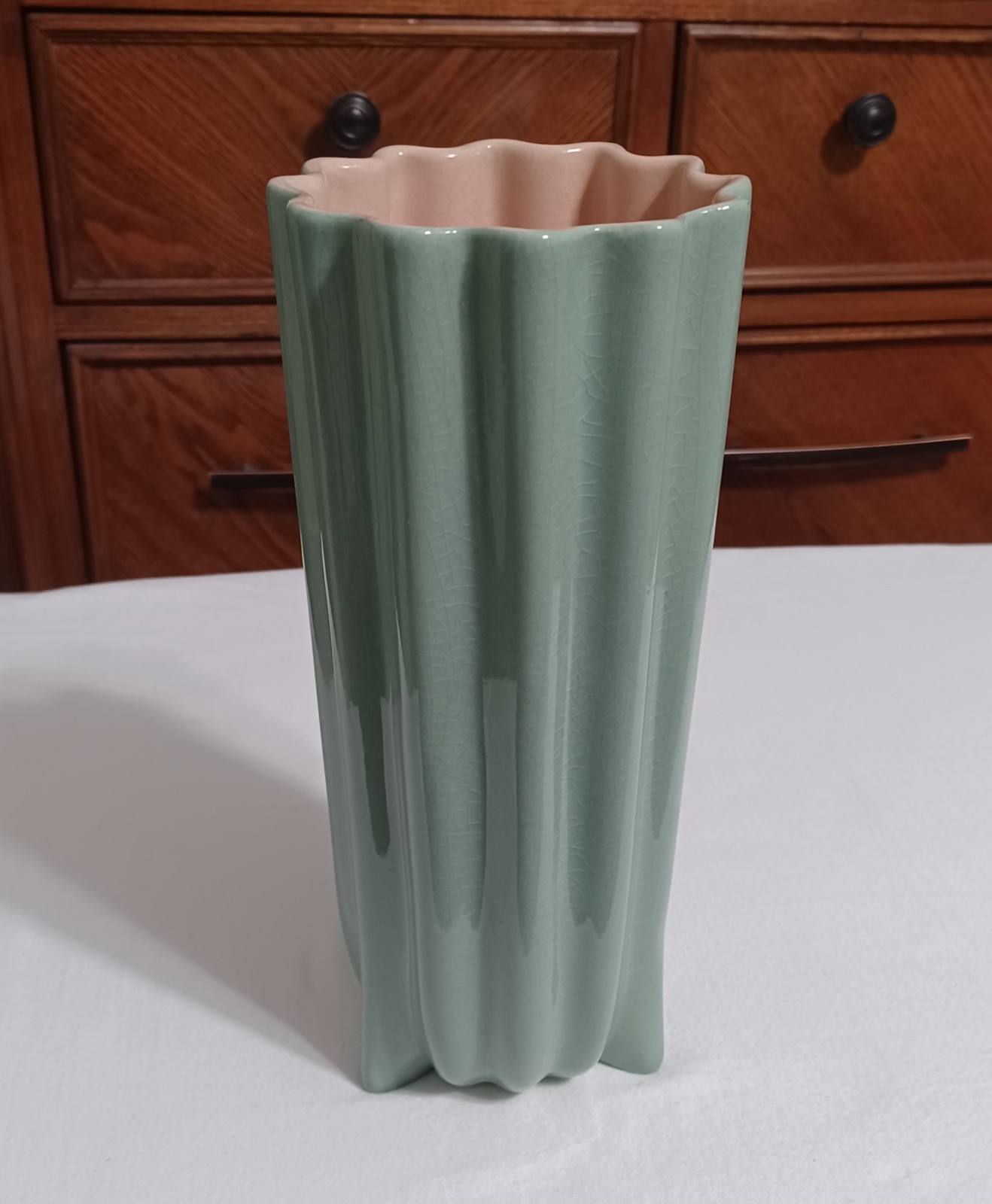 😯 “Rare” WEIL WARE Green & Pink Ceramic Vase, Gladding McBean CATALINA Mold 10″