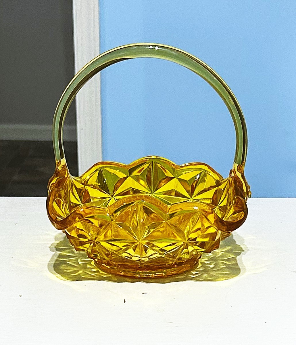 VINTAGE INDIANA GLASS MONTICELLO YELLOW MIST SQUARE BASKET WITH HANDLE..MUST SEE