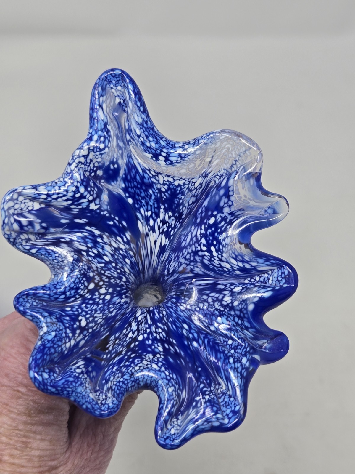 VINTAGE ART GLASS FLOWER FLORAL SCULPTURE HOME DECOR DECORATION BLUE & WHITE