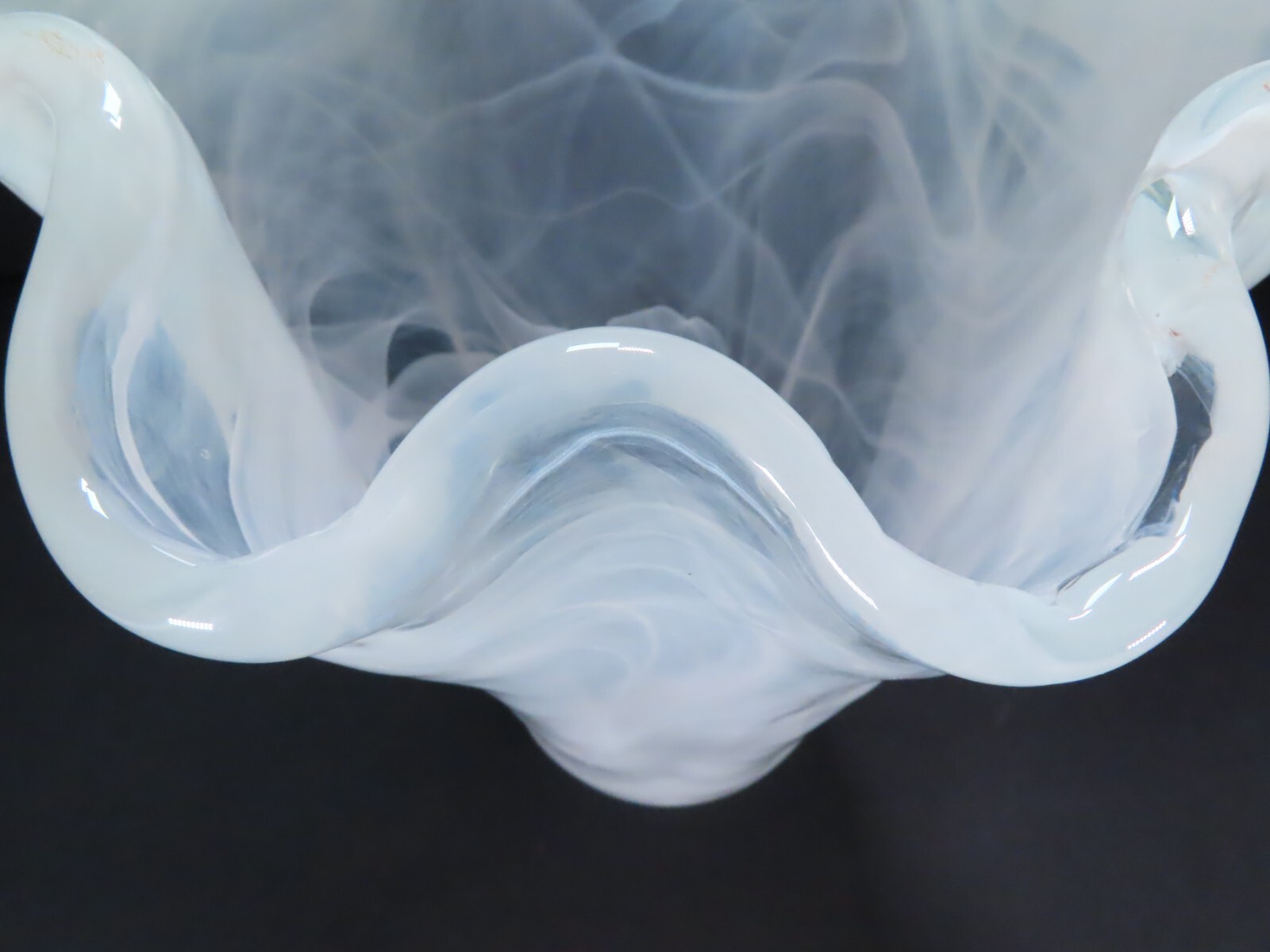 Vietri Onda White & Clear Hand Blown Art Glass 10.25″ Handkerchief Vase