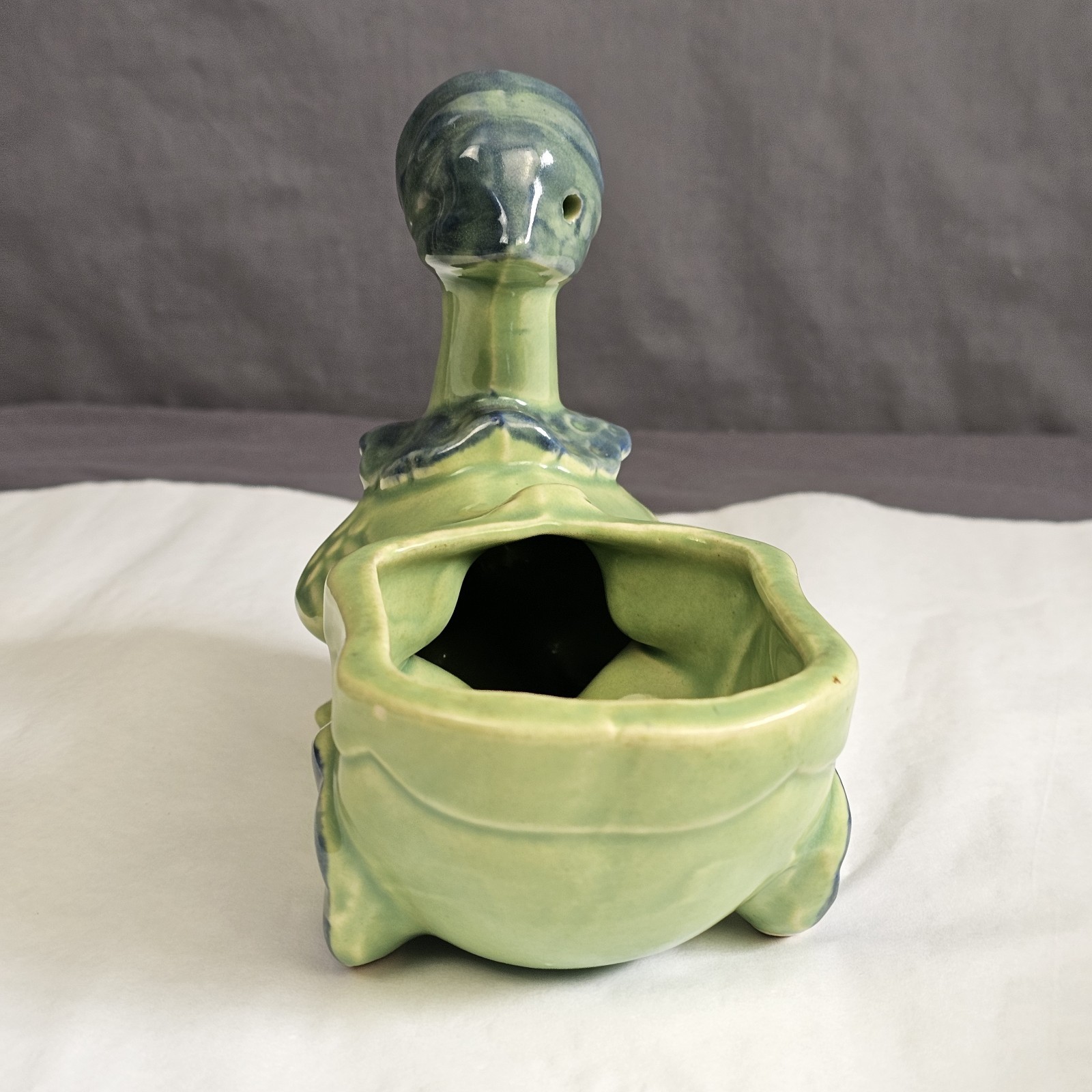 Vintage Shawnee – Green Duck Pulling Wagon Planter 752 – blue detail – USA