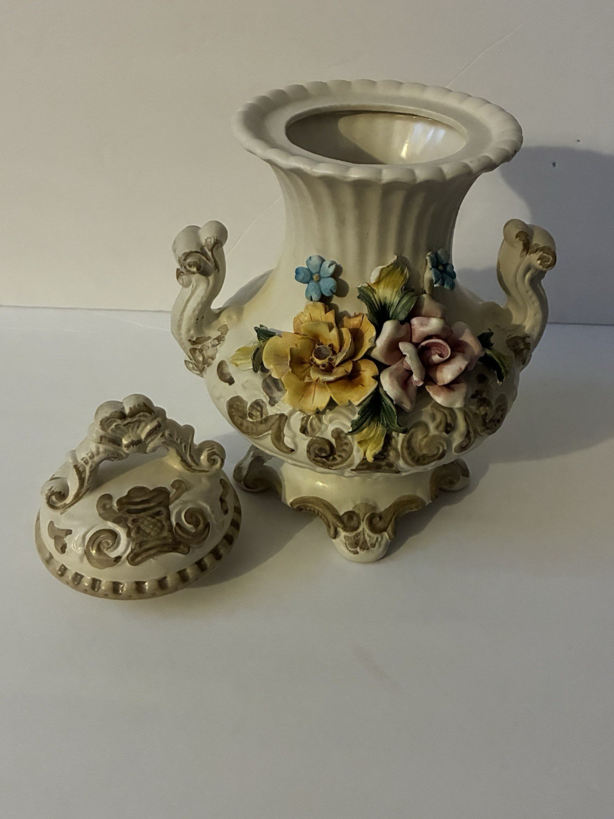 Vintage Italian Capodimonte-style lidded vase Cream With Flowers