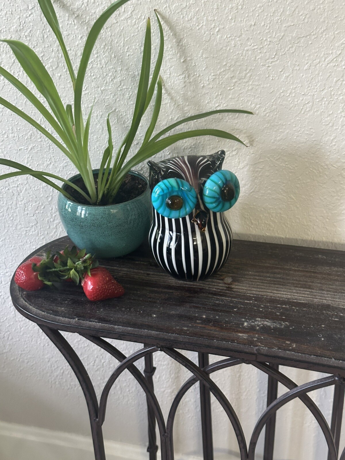 Glass Art White Striped Big Eyes Owl Figurine 4.5″ Tall Shelf Sitter Paperweigh