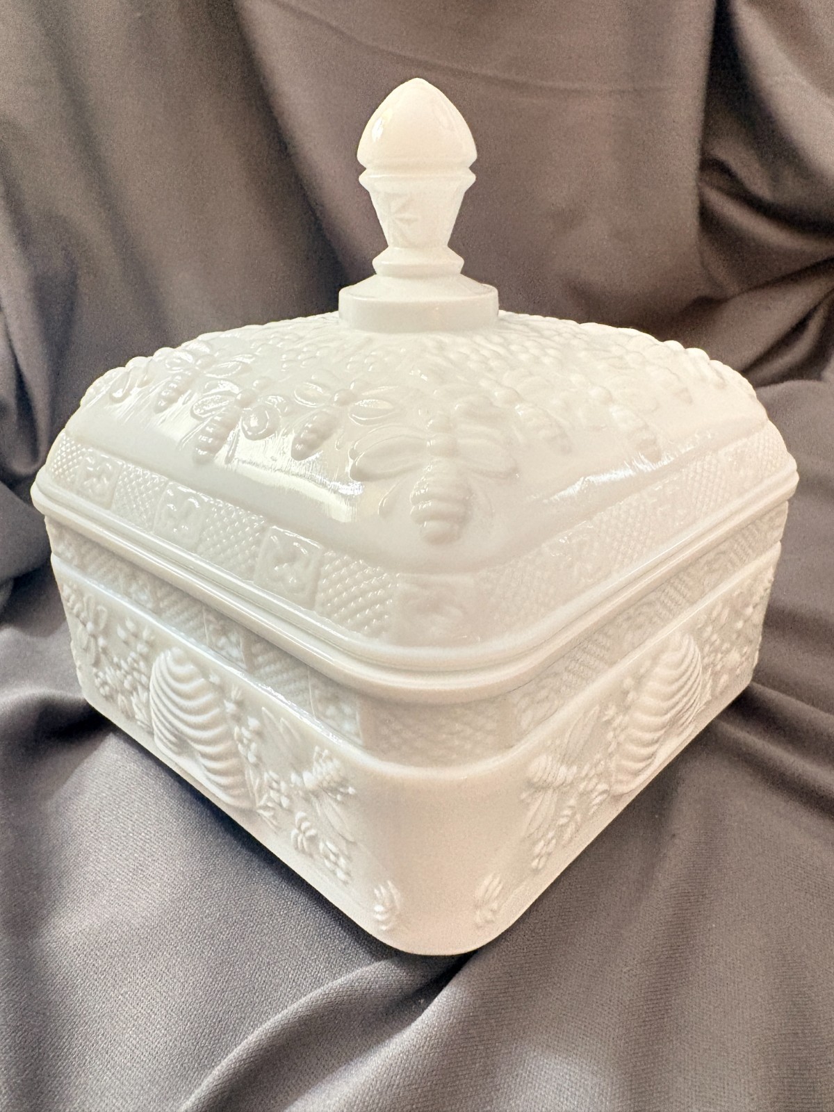 VTG Indiana Glass Company Milk Glass Honeycomb Bee Box w/ Legs Lid READ DESCRIPT