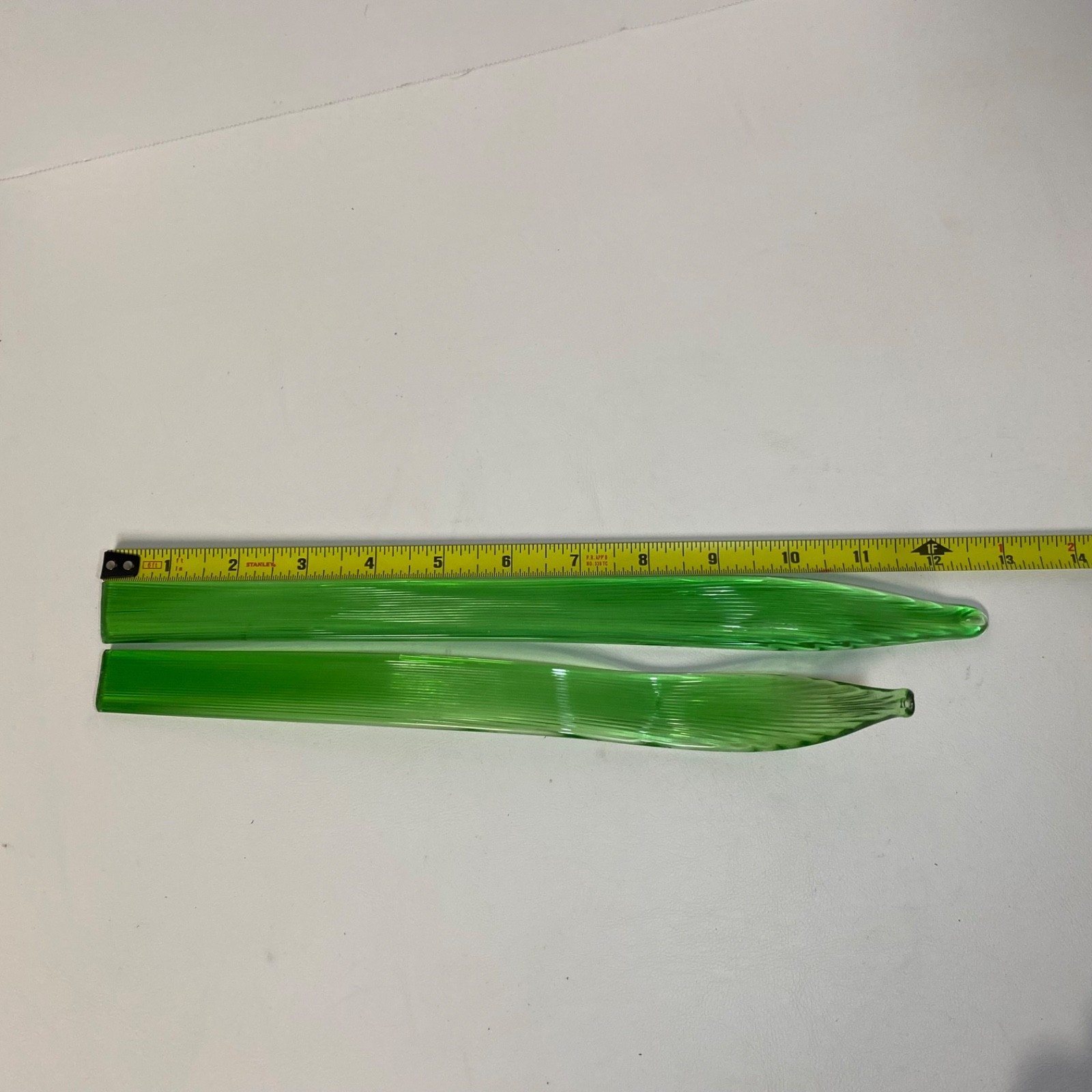 2 Vintage Art Glass Green Leaf Leaves 13″ Blade Long Stem Glass Bouquet Pieces