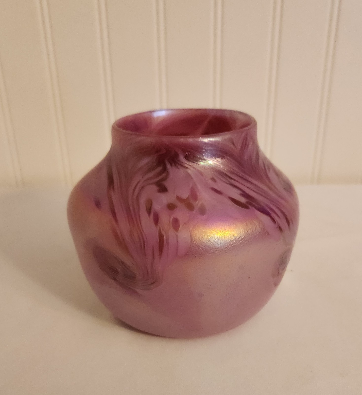 VTG Nuance Pink Iridescent Swirl Pulled Feather Hand Blown Vase New Orleans 1989