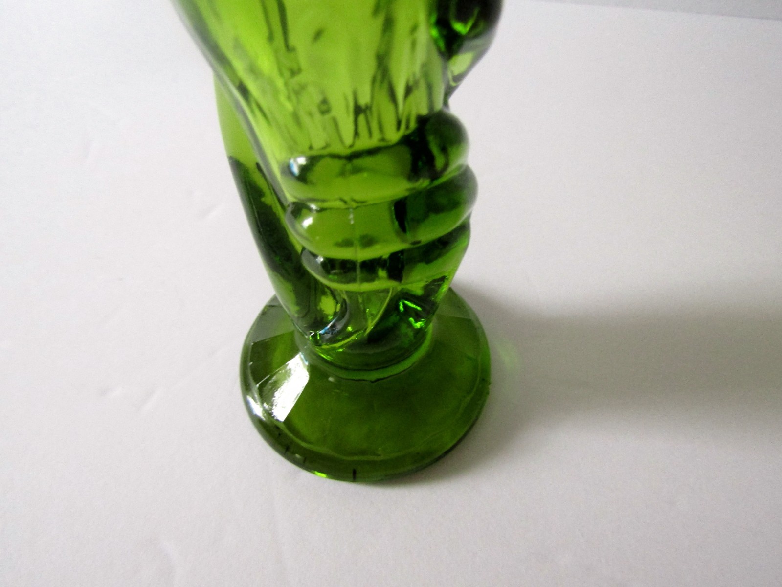 Fenton Art Glass Green Hand Holding Liberty Torch Bud Posey Bud 4″ Vase