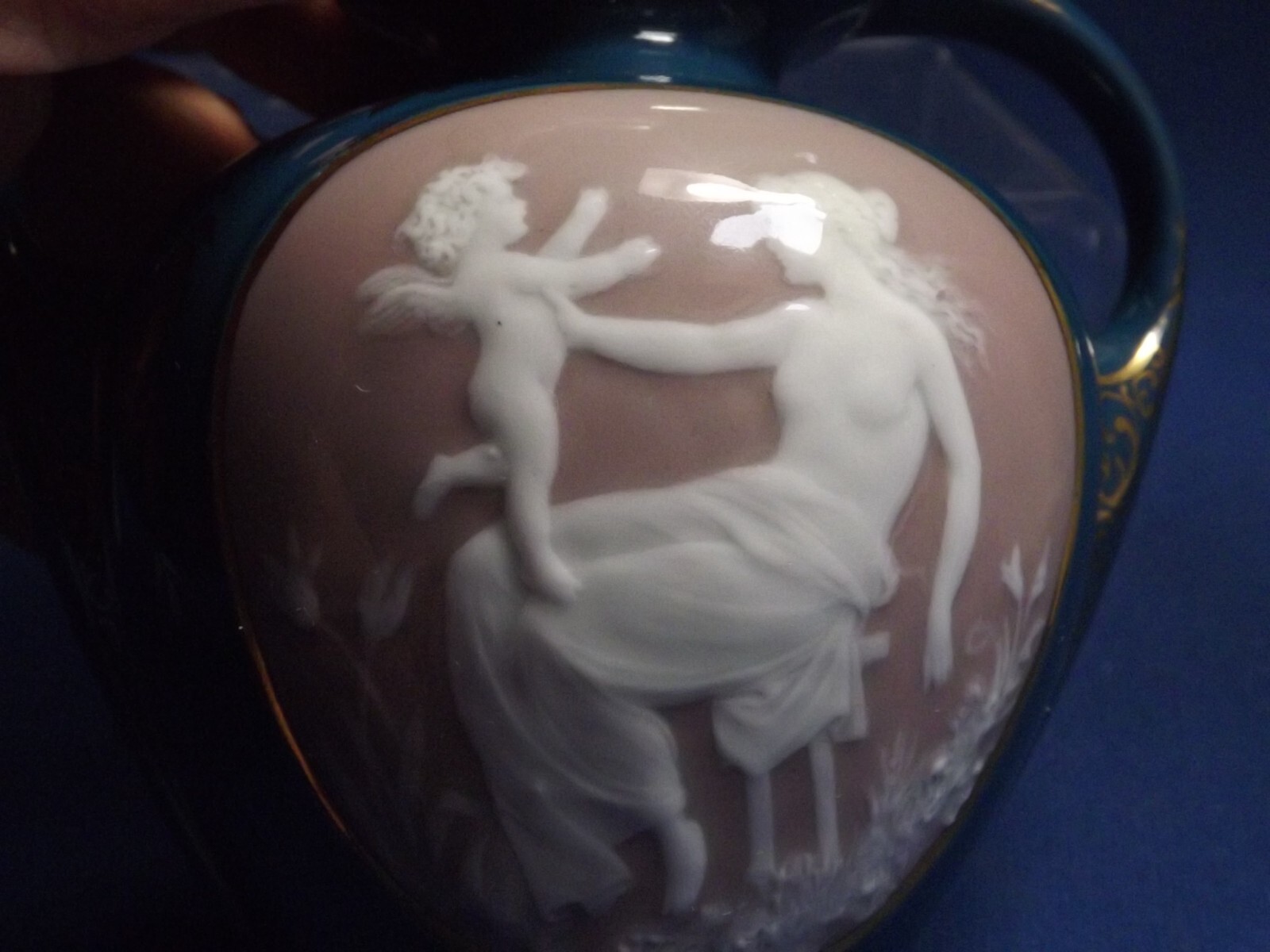 Gebruder Heubach Schutz Marke Pate-Sur-Pate Cameo Vase 4 1/4″ Made In Germany