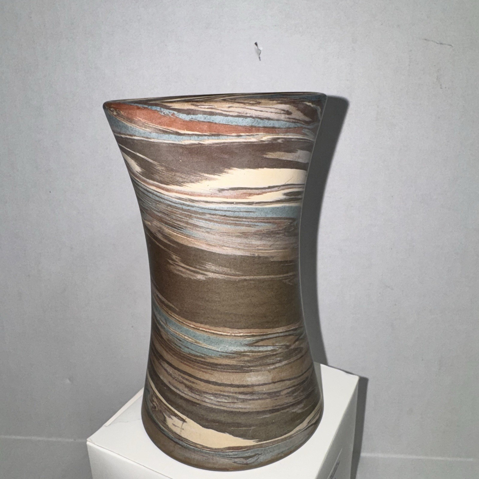 Vintage 1910-1924 Niloak Mission Swirl 5” Tall Art Pottery Vase Brown