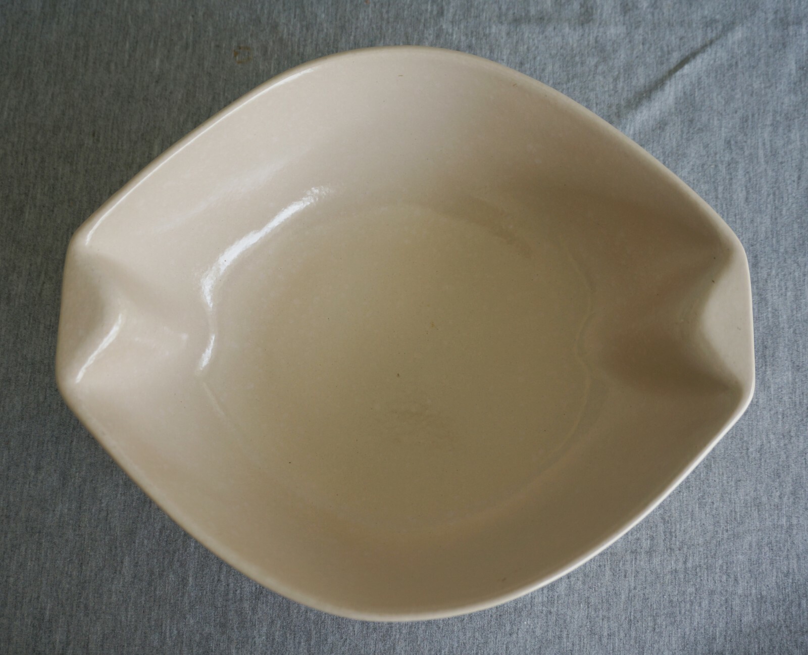 Roseville RAYMOR 2 Qt. COVERED CASSEROLE #183 – Contemporary White – Mid Century
