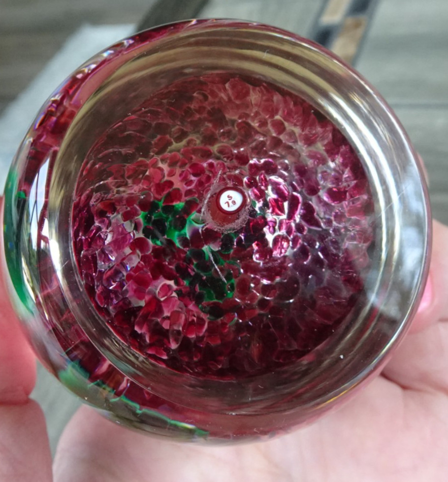 1979 STRATHEARN Glass MADDER RED FLOWER LAMPWORK Paperweight S79 CANE